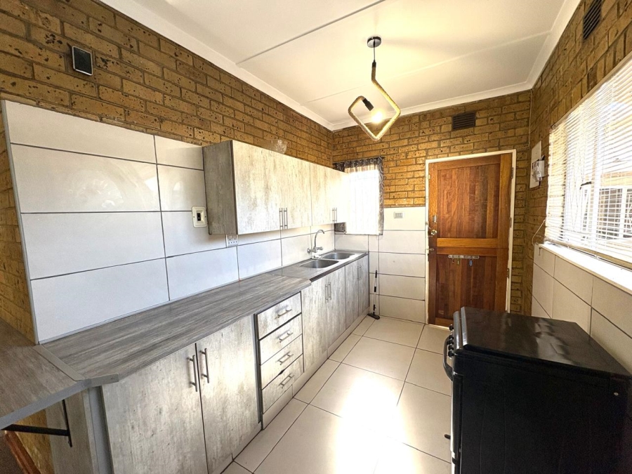 To Let 5 Bedroom Property for Rent in Merriespruit Free State